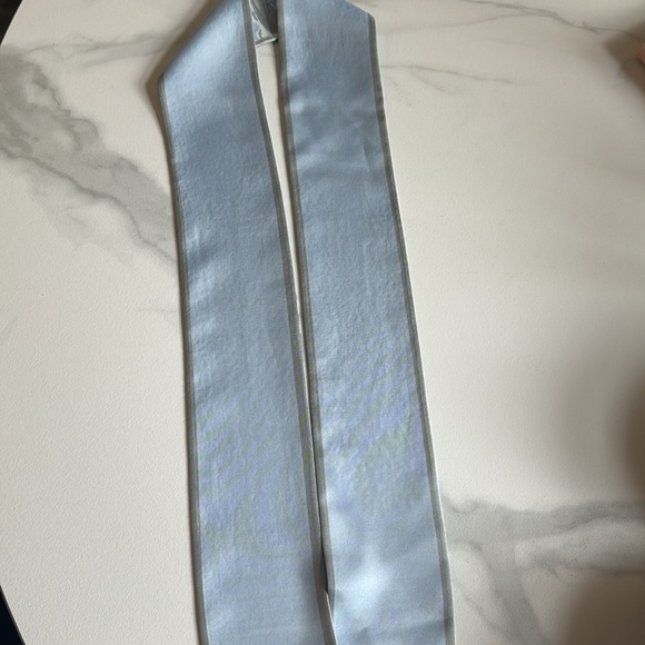 AUTHENTIC Louis Vuitton Bandeau Twilly silk scarf- Trunks BL. Ciel. Item M70456 - Picture 4 of 16